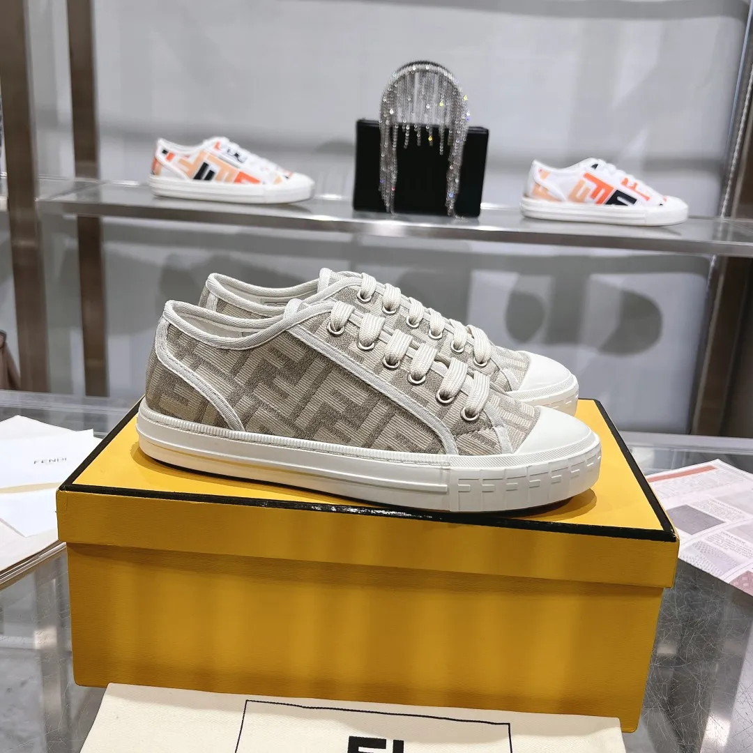 Couple style 💰460❤️Fendi Fendi's latest couple canvas shoes ❑ Fabric: Original customized imported jacquard canvas material ❑ Inner lining: Imported canvas material ❑ Sole: Original molded non-slip TPU outsole ❑ Bottom thickness: 2.5cm ❑ Size: Women's 35-40/Men's 39-45